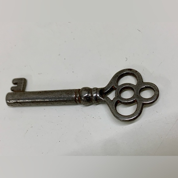Early 20th Century Antique Hollow Barrel Skeleton Key - Picture 7 of 9